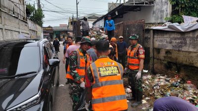 Abaikan Bau Busuk, Satgas Kodim Tigaraksa Bersihkan Sampah
