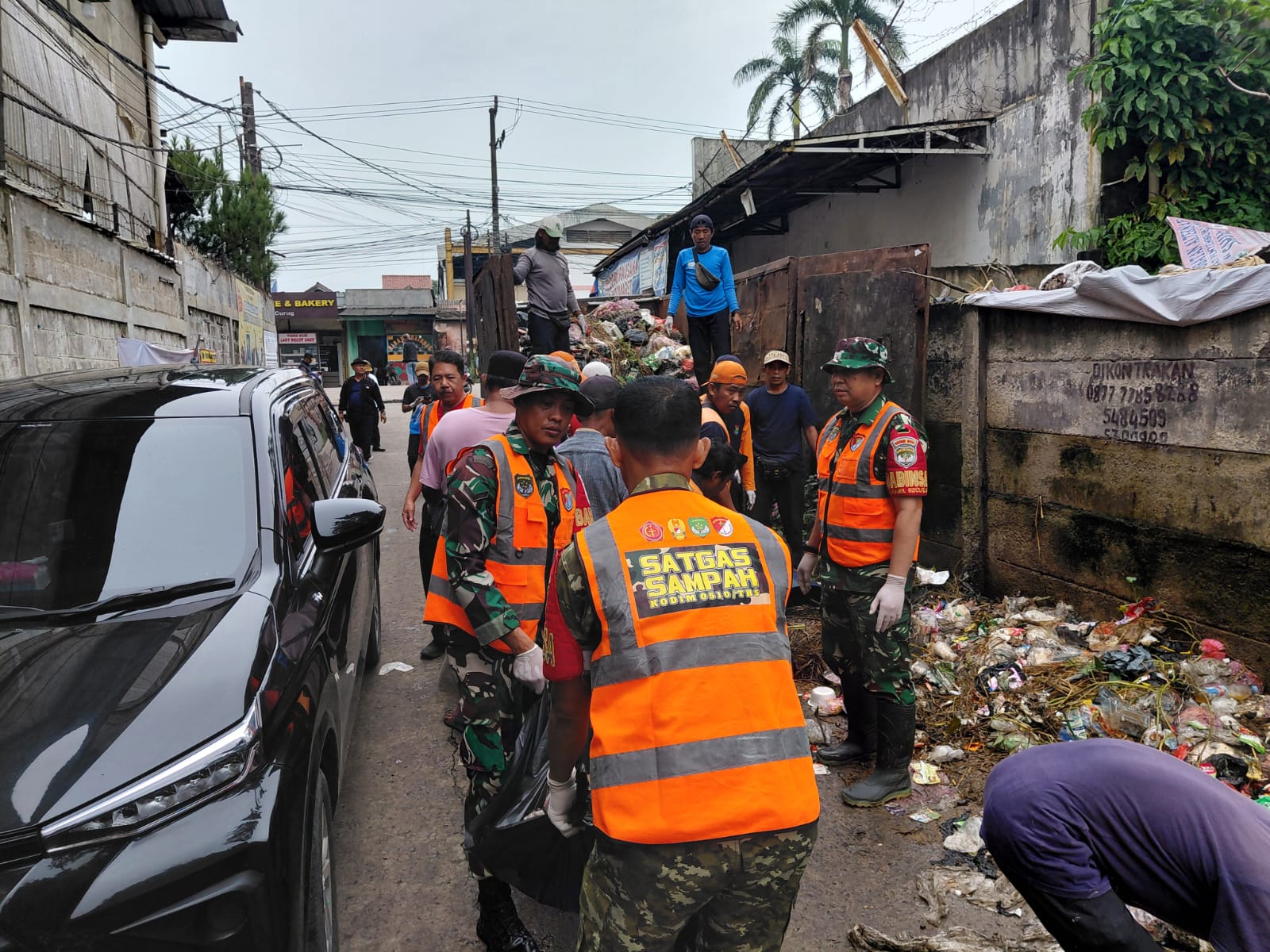 Abaikan Bau Busuk, Satgas Kodim Tigaraksa Bersihkan Sampah